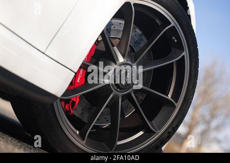 GT3-Markenräder aus Satin Silver auf EINEM weißen 2014 Porsche 911 GT3 991.1 mit roten Porsche Bremssättel Stockfoto