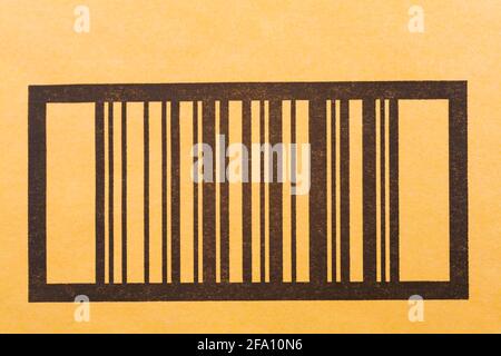 Nahaufnahme des gestempelten Barcodes auf dem gelben Versandumschlag Stockfoto