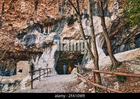 Schöne Kalksteinhöhle, Alte oolithische Steinbrüche in Massone, der extrahierte Stein, genannt "Tatuary Stone'Arco, Italien. Bosco Caproni Stockfoto