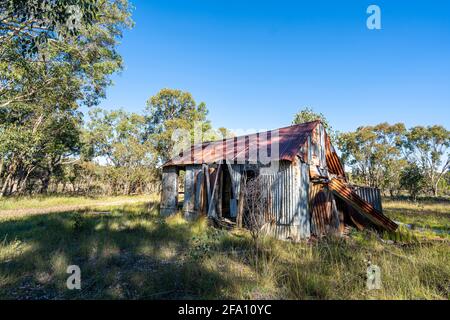 Verlassene Wellblechschuppen aus der Zeit des Zinnbergbaus, Emmaville, New England Tablelands, NSW Australien Stockfoto