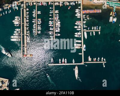 Viele Yachten legen am Pier in der Nähe der Stadt Budva Montenegro an. Blick von oben Stockfoto