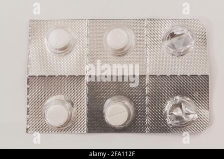 Weiße Medikamente Pillen fehlen in der silbernen Verpackung auf Weißer Hintergrund Stockfoto
