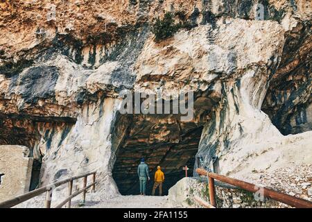 Schöne Kalksteinhöhle, Alte oolithische Steinbrüche in Massone, der extrahierte Stein, genannt "Tatuary Stone'Arco, Italien. Bosco Caproni Stockfoto