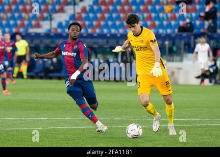 Valencia, Spanien. April 2021. Michael Malsa von Levante UD und Yassine Bounou (Bono) vom FC Sevilla werden während des spanischen Fußballspiels La Liga zwischen Levante und Sevilla im Stadion Ciutat de Valencia in Aktion gesehen.(Endstand; Levante UD 0:1 Sevilla FC) Credit: SOPA Images Limited/Alamy Live News Stockfoto