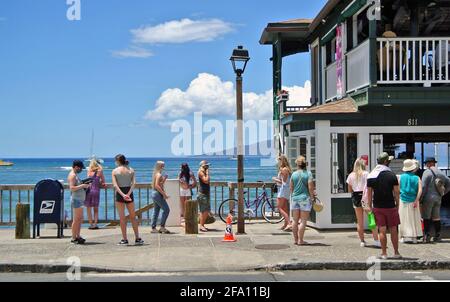 Touristen besuchen Sehenswürdigkeiten entlang der Vorderstraße und den Hafen in Die kleine Maui Stadt Lahaina Hawaii USA Stockfoto