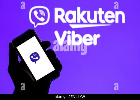In dieser Abbildung wird eine App von Rakuten Viber auf einem Smartphone mit dem Rakuten Viber-Logo im Hintergrund angezeigt. Stockfoto