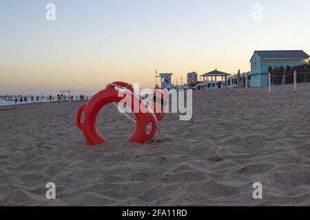 Rettungsschwimmer an einem sonnigen Tag auf dem Sand. Stockfoto