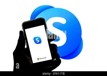 Spanien. April 2021. In dieser Abbildung wird eine Skype-App auf einem Smartphone mit dem Skype-Logo im Hintergrund angezeigt. (Foto von Thiago Prudencio/SOPA Images/Sipa USA) Quelle: SIPA USA/Alamy Live News Stockfoto