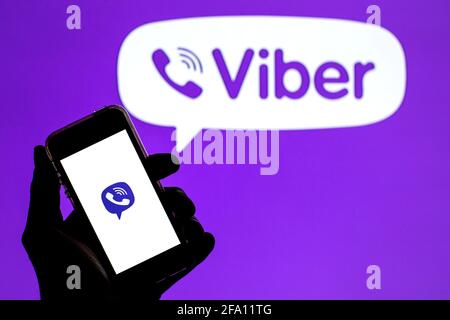 Spanien. April 2021. In dieser Abbildung wird eine Rakuten Viber-App auf einem Smartphone mit dem Viber-Logo im Hintergrund angezeigt. (Foto von Thiago Prudencio/SOPA Images/Sipa USA) Quelle: SIPA USA/Alamy Live News Stockfoto