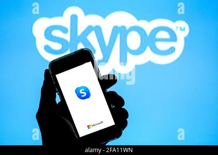 Spanien. April 2021. In dieser Abbildung wird eine Skype-App auf einem Smartphone mit dem Skype-Logo im Hintergrund angezeigt. (Foto von Thiago Prudencio/SOPA Images/Sipa USA) Quelle: SIPA USA/Alamy Live News Stockfoto