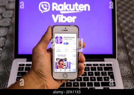 Spanien. April 2021. In dieser Abbildung wird eine App von Rakuten Viber im App Store auf einem Smartphone-Bildschirm mit einem Rakuten Vibere-Logo auf einem Laptop im Hintergrund angezeigt. (Foto von Thiago Prudencio/SOPA Images/Sipa USA) Quelle: SIPA USA/Alamy Live News Stockfoto