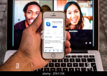 Spanien. April 2021. In dieser Abbildung wird eine Skype-App im App Store auf einem Smartphone-Bildschirm angezeigt, während im Hintergrund ein Skype-Desktop auf einem Laptop angezeigt wird. (Foto von Thiago Prudencio/SOPA Images/Sipa USA) Quelle: SIPA USA/Alamy Live News Stockfoto