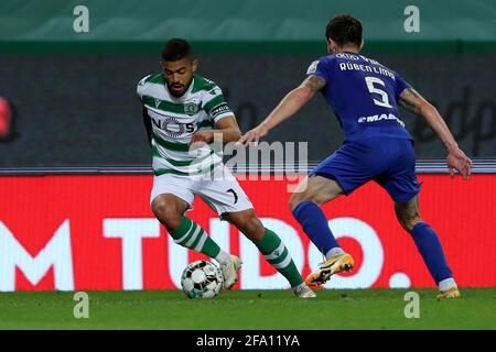 Lissabon, Portugal. April 2021. Bruno Tabata von Sporting CP (L) verlebt mit Ruben Lima von Belenenses TRAURIG während des Fußballspiels der Portugiesischen Liga zwischen Sporting CP und Belenenses TRAURIG am 21. April 2021 im Jose Alvalade Stadion in Lissabon, Portugal. Quelle: Pedro Fiuza/ZUMA Wire/Alamy Live News Stockfoto