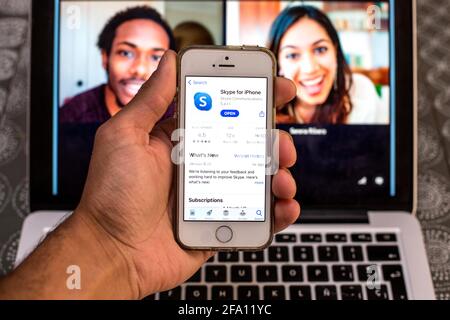 Spanien. April 2021. In dieser Abbildung wird eine Skype-App im App Store auf einem Smartphone-Bildschirm angezeigt, während im Hintergrund ein Skype-Desktop auf einem Laptop angezeigt wird. Bild: Thiago Prudencio/SOPA Images/ZUMA Wire/Alamy Live News Stockfoto