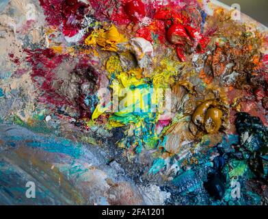 Nahaufnahme der Dirt Painter Palette mit gemischtem mehrfarbigem Öl Farben Stockfoto