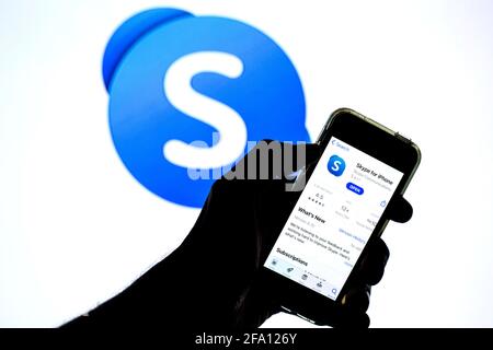 Spanien. April 2021. In dieser Abbildung wird eine Skype-App im App Store auf einem Smartphone mit dem Skype-Logo im Hintergrund angezeigt. Bild: Thiago Prudencio/SOPA Images/ZUMA Wire/Alamy Live News Stockfoto