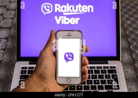 Spanien. April 2021. In dieser Abbildung wird eine App von Rakuten Viber auf einem Smartphone-Bildschirm mit einem Rakuten Viber-Logo auf einem Laptop im Hintergrund angezeigt. Bild: Thiago Prudencio/SOPA Images/ZUMA Wire/Alamy Live News Stockfoto