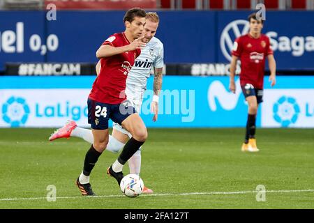 Pamplona, Spanien. April 2021. Lucas Torró (Mittelfeldspieler; CA Osasuna) und Uros Racic (Mittelfeldspieler; Valencia CF) im Einsatz während der spanischen La Liga Santander, einem Spiel zwischen CA Osasuna und Valencia CF im Sadar-Stadion. (Endergebnis: CA Osasuna 3-1 Valencia CF) Credit: SOPA Images Limited/Alamy Live News Stockfoto