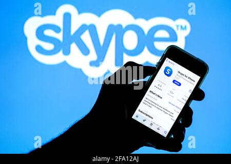 Spanien. April 2021. In dieser Abbildung wird eine Skype-App im App Store auf einem Smartphone mit dem Skype-Logo im Hintergrund angezeigt. Bild: Thiago Prudencio/SOPA Images/ZUMA Wire/Alamy Live News Stockfoto