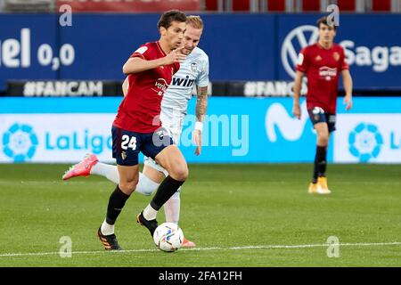 Pamplona, Spanien. April 2021. Lucas Torró (Mittelfeldspieler; CA Osasuna) und Uros Racic (Mittelfeldspieler; Valencia CF) im Einsatz während der spanischen La Liga Santander, einem Spiel zwischen CA Osasuna und Valencia CF im Sadar-Stadion. (Endergebnis: CA Osasuna 3-1 Valencia CF) (Foto: Fernando Pidal/SOPA Images/Sipa USA) Quelle: SIPA USA/Alamy Live News Stockfoto