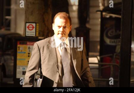 RICHARD SAMBROOK, BBC HEAD OF NEWS, KOMMT BEI DER HUTTON-UNTERSUCHUNG AN FÜR CROSS EXAMINATION,17/9/03 PILSTON Stockfoto