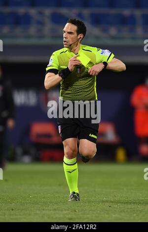 Bologna, Italien. April 2021. Valerio Marini (Schiedsrichter) während des italienischen "Serie A"-Spiels zwischen Bologna 1-1 Turin im Renato Dall Ara Stadium am 21. April 2021 in Bologna, Italien. Quelle: Maurizio Borsari/AFLO/Alamy Live News Stockfoto