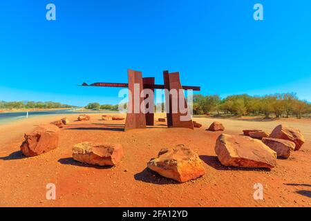 Northern Territory Outback, Australien - 20. Aug 2019: Red Centre Way-Schild zwischen Lasseter Highway nach Yulara, Kata Tjuta und Uluru und Luritja Road Stockfoto