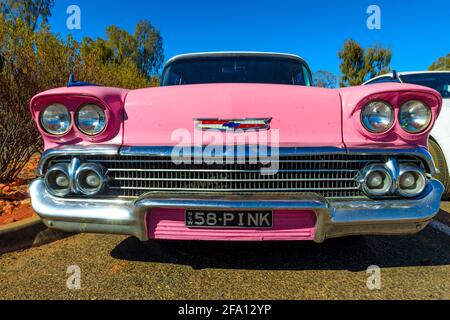 Yulara, Northern Territory, Australien - 24. Aug 2019: Vorderansicht des luxuriösen, vintage rosa Chevrolet Bel Air III, in der Nähe des Uluru-Kata Tjuta National Stockfoto