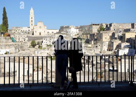 Miera, Italien. April 2021. Ein Paar beobachtet den Blick auf den alten Teil der Stadt Mdera, bekannt als die Stadt der Steine.die Stadt war 2019 die europäische Kulturhauptstadt und verlor aufgrund der Coronavirus-Pandemie ihren gesamten Touristenstrom. (Foto von Vincenzo Nuzzolese/SOPA Images/Sipa USA) Quelle: SIPA USA/Alamy Live News Stockfoto