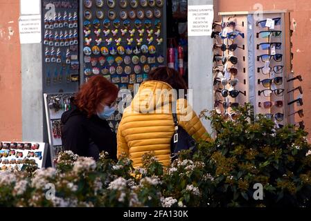 Miera, Italien. April 2021. Zwei Frauen beobachten eine Brille, die vor einem Geschäft im Zentrum der Stadt Mdera, der Stadt der Steine, ausgestellt ist.die Stadt war 2019 die europäische Kulturhauptstadt und verlor aufgrund der Coronavirus-Pandemie ihren gesamten Touristenstrom. (Foto von Vincenzo Nuzzolese/SOPA Images/Sipa USA) Quelle: SIPA USA/Alamy Live News Stockfoto