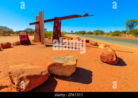 Northern Territory Outback, Australien - 20. Aug 2019: Red Centre Way-Schild zwischen Lasseter Highway nach Yulara, Kata Tjuta und Uluru und Luritja Road Stockfoto