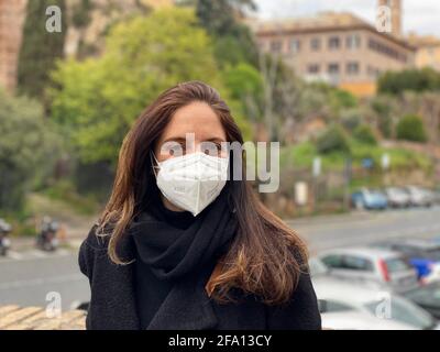 Rom, Italien. April 2021. Maria Rosaria Di Napoli, Lehrerin für Kunstgeschichte, posiert für ein Foto in Rom, Italien, am 21. April 2021. Die Stadt Rom feierte ihren Geburtstag am Mittwoch mit einer eintägigen Veranstaltungsreihe -- aber aufgrund der anhaltenden Coronavirus-Sperre waren die gedenkfeiern gedämpft. Quelle: Str/Xinhua/Alamy Live News Stockfoto