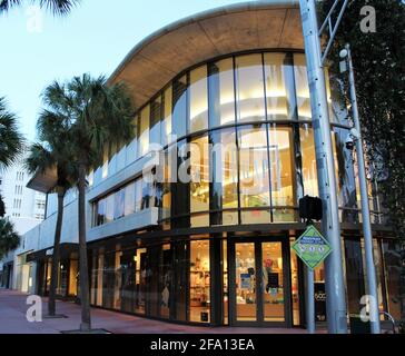 Der GAP Store in der Lincoln Road Mall bei Sonnenaufgang. The Gap, Inc., allgemein bekannt als Gap Inc., ist ein weltweit tähafter amerikanischer Händler für Bekleidung und Accessoires. Stockfoto