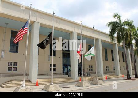 Außenansicht des Bezirksgerichts Hialeah in der Stadt Hialeah. Flaggen und Text auf dem Gebäude mit der Aufschrift Legum Servi Sum eingraviert. Miami-Dade Clerk der Gerichte Stockfoto