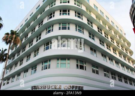 Nahaufnahme des Starbucks Stores vor der Fassade in der Lincoln Road Mall. Großes Apartmentgebäude. Stockfoto