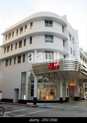 Fassade des Lincoln Theatre in der Lincoln Road Mall in Miami Beach, Florida. Darunter befindet sich auch ein HM-Bekleidungsgeschäft, eine schwedische multinationale Kette von Kleidung Stockfoto