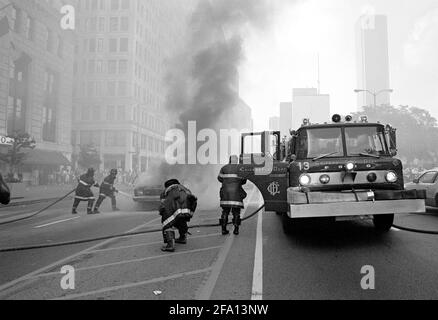 Die Feuerwehr von Chicago, die im Juni 1987 ein brennendes Taxi gegenüber dem Hilton Hotel auf der Michigan Avenue, Chicago, Illinois, USA, besuchte. Stockfoto