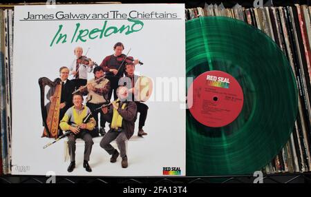 Folk-, Welt- und Country-Künstler James Galway und das Chieftains-Musikalbum auf Vinyl-LP-Schallplatte. Mit Dem Titel: James Galway And The Chieftains In Ireland Stockfoto