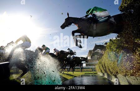 THE GRAND NATIONAL AINTREE 4/4/09. GEWINNER LIAM TREDWELL ÜBER MON MOME AUF DEM WASSER. . BILD DAVID ASHDOWN Stockfoto