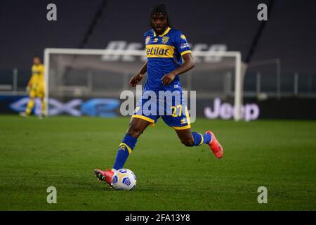 Gervinho von Parma Calcio während der Serie A Fußballspiel zwischen Juventus und Parma Calcio Sportstadien in ganz Italien unterliegen aufgrund der Coronavirus-Pandemie strengen Beschränkungen, da staatliche Gesetze zur sozialen Distanzierung Fans innerhalb von Veranstaltungsorten verbieten, was dazu führt, dass Spiele hinter verschlossenen Türen gespielt werden. Juventus gewann 3-1 gegen Parma Calcio Stockfoto