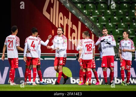 Bremen, Deutschland. April 2021. Adam Szalai (3. L) aus Mainz feiert seinen Torreigen mit Teamkollegen während eines Bundesliga-Spiels zwischen dem SV Werder Bremen und dem 1. FSV Mainz 05 in Bremen, Deutschland, 21. April 2021. Quelle: Kevin Voigt/Xinhua/Alamy Live News Stockfoto