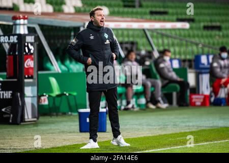 Bremen, Deutschland. April 2021. Cheftrainer Florian Kohfeldt aus Bremen reagiert während eines Bundesliga-Spiels zwischen dem SV Werder Bremen und dem 1.FSV Mainz 05 am 21. April 2021 in Bremen. Quelle: Kevin Voigt/Xinhua/Alamy Live News Stockfoto