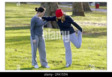 Lizzy Heathcote und Hero Brown laufen in Highbury Fields.pic David Sandison 22/12/2003 Stockfoto