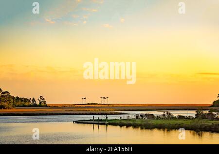 Die Sonne geht über dem Fowl River in CODEN, Alabama, unter. Der 14.4 Meilen lange Fluss entspringt in Theodore, Alabama und mündet in den Mississippi Sound. Stockfoto