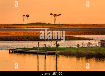 Die Sonne geht über dem Fowl River in CODEN, Alabama, unter. Der 14.4 Meilen lange Fluss entspringt in Theodore, Alabama und mündet in den Mississippi Sound. Stockfoto