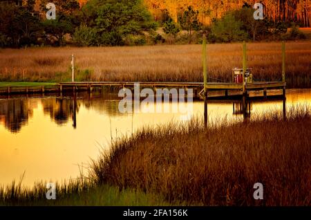 Die Sonne geht über dem Fowl River in CODEN, Alabama, unter. Der 14.4 Meilen lange Fluss entspringt in Theodore, Alabama und mündet in den Mississippi Sound. Stockfoto