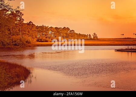 Die Sonne geht über dem Fowl River in CODEN, Alabama, unter. Der 14.4 Meilen lange Fluss entspringt in Theodore, Alabama und mündet in den Mississippi Sound. Stockfoto