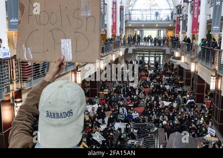 Columbus, Usa. April 2021. Studenten hielten während der Demonstration ein Plakat gegen das Polizeidezernat von Columbus.Studenten der Ohio State University (OSU) veranstalteten eine Sit-in-Demonstration als Reaktion auf die Schüsse und Tötungen von Ma'Khia Bryant, 16, am Tag zuvor. Aktivisten forderten, dass die Ohio State University sich mit dem Columbus Police Department in Verbindung gesetzt habe, um ihre Minderheitsstudenten zu schützen. (Foto von Stephen Zenner/SOPA Images/Sipa USA) Quelle: SIPA USA/Alamy Live News Stockfoto