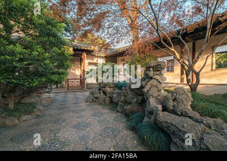 Landschaft und Gebäude in Couple's Retreat Garden, einem klassischen chinesischen Garten in Suzhou, China Stockfoto