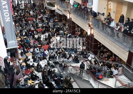 Columbus, Usa. April 2021. Studenten inszenieren während der Demonstration ein Sit-in in der Ohio Union der OSU.Ohio State University (OSU) Studenten inszenierten eine Sit-in-Demonstration als Reaktion auf die Schüsse und Tötungen von Ma'Khia Bryant, 16, am Vortag durch die Polizei. Aktivisten forderten, dass die Ohio State University sich mit dem Columbus Police Department in Verbindung gesetzt habe, um ihre Minderheitsstudenten zu schützen. (Foto von Stephen Zenner/SOPA Images/Sipa USA) Quelle: SIPA USA/Alamy Live News Stockfoto